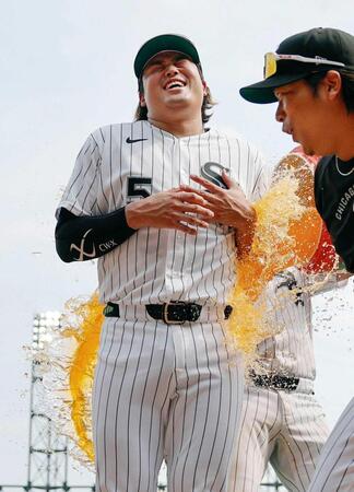 　試合後、手荒い祝福を受ける村上（共同）