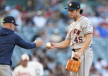 　エンゼルス戦の１回途中で降板するアストロズ・今井＝アナハイム（ＡＰ＝共同）