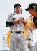 　試合後、手荒い祝福を受ける村上（共同）