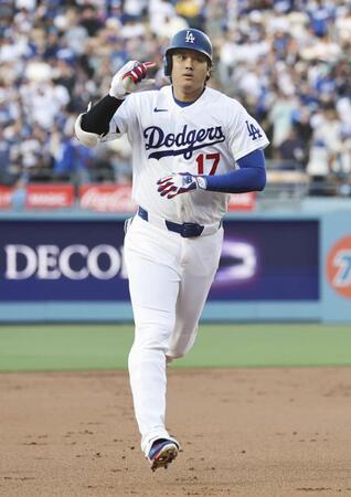 １回、２３号となる先頭打者本塁打を放ち、塁を回る大谷（共同）