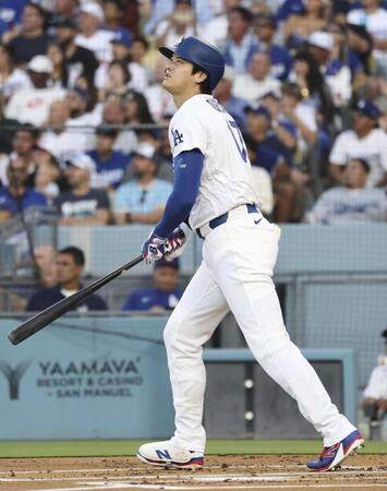 １回、２３号となる先頭打者本塁打を放つ大谷（共同）