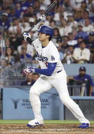 ４回、中前に適時打を放つ大谷（共同）