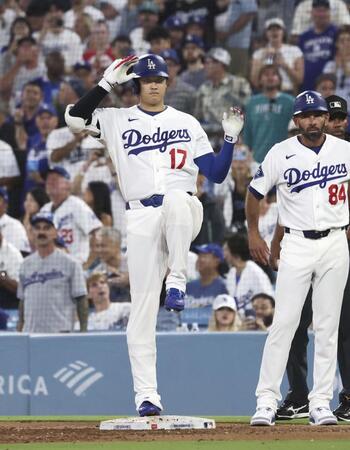 ４回、中前に適時打を放った大谷（共同）