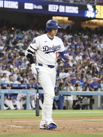 ３回、申告敬遠で出塁する大谷（共同）