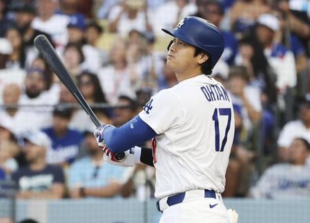 １回、２３号となる先頭打者本塁打を放つ大谷（共同）