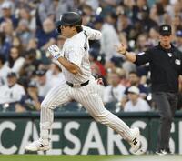 ４回、右翼線に二塁打を放ち、一塁を回る村上（共同）