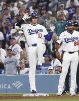 ４回、中前に適時打を放った大谷（共同）
