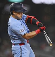 ５回、２４号ソロを放つ岡本（ゲッティ＝共同）