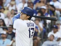 １回、２３号となる先頭打者本塁打を放つ大谷（共同）