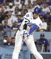 ４回、中前に適時打を放つ大谷（共同）