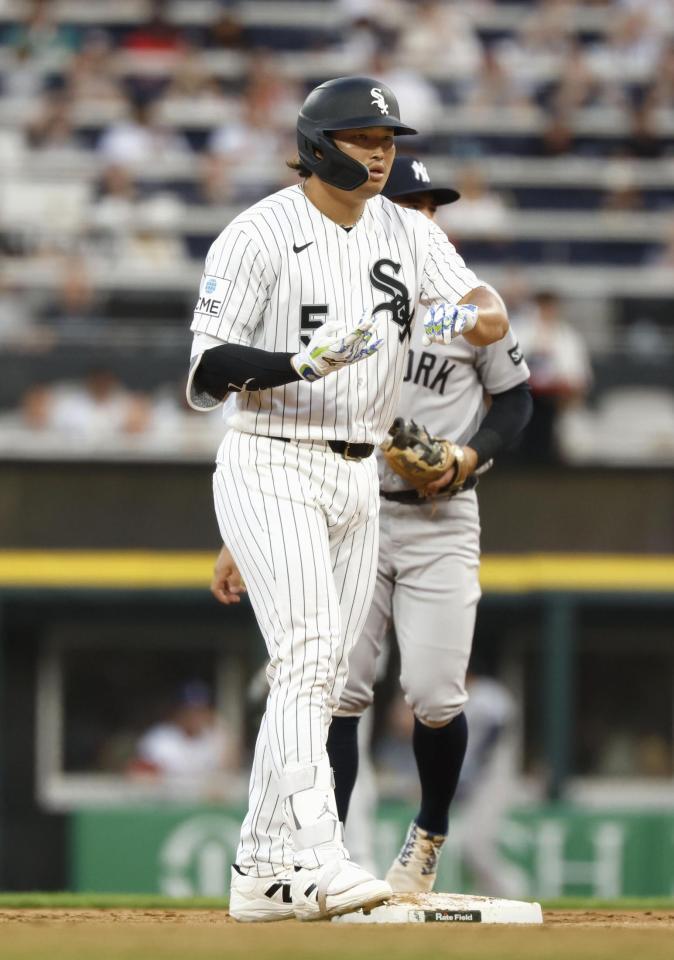４回、右翼線に二塁打を放った村上（共同）