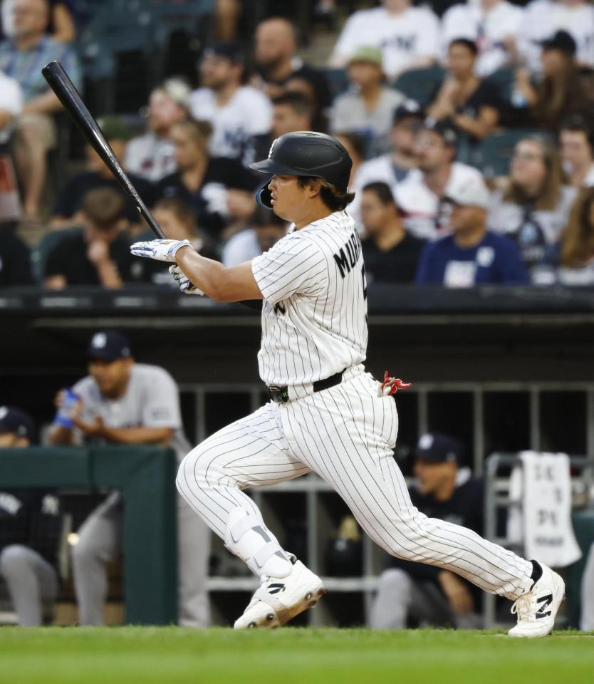 ４回、右翼線に二塁打を放つ村上（共同）