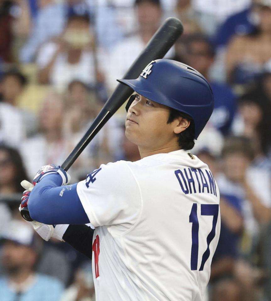 １回、２３号となる先頭打者本塁打を放つ大谷（共同）