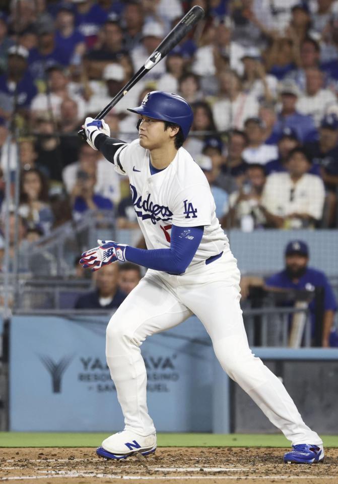 ４回、中前に適時打を放つ大谷（共同）