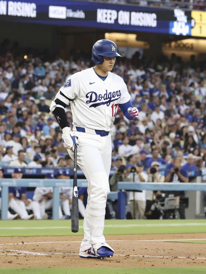 ３回、申告敬遠で出塁する大谷（共同）