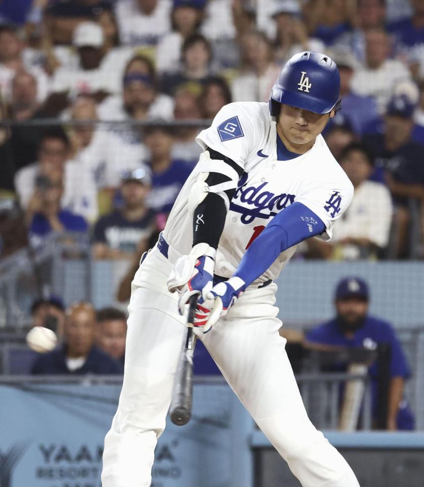 ４回、中前に適時打を放つ大谷（共同）
