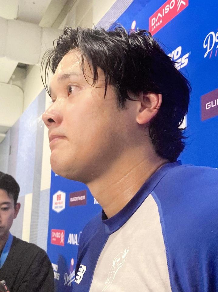 試合後、報道陣に対応する大谷（撮影・小林信行）