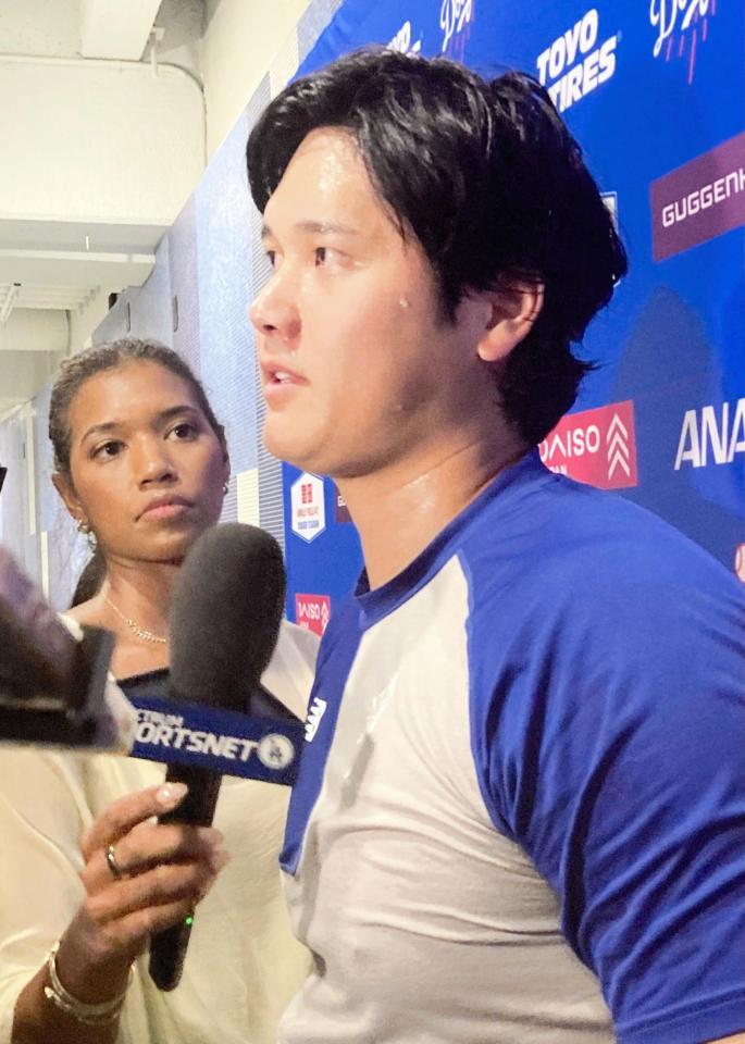 試合後、報道陣に対応する大谷（撮影・小林信行）