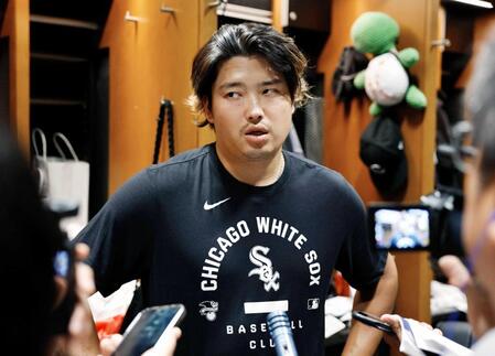 　試合後、故郷の熊本県で発生した地震について取材に応じるホワイトソックスの村上（共同）