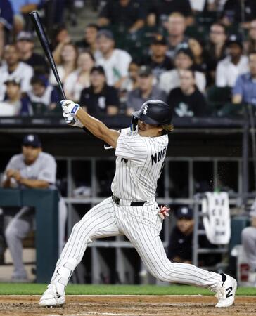 ８回、23号ソロを放つ村上（共同）