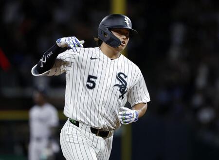 ８回、23号ソロを放ち、塁を回る村上（共同）