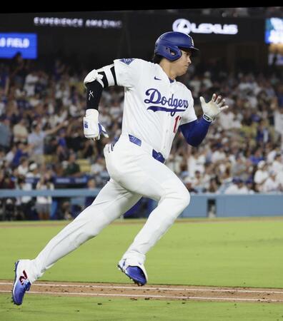 ６回、適時二塁打を放った大谷（共同）