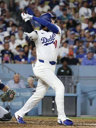 ６回、適時二塁打を放つ大谷（共同）