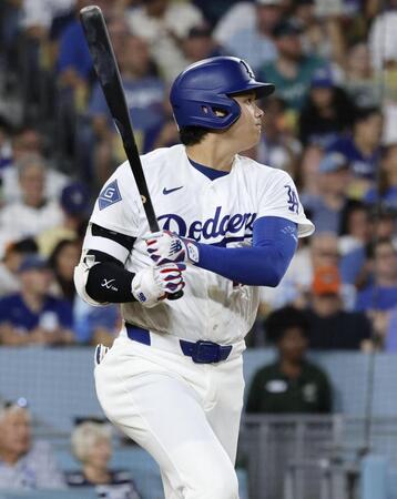 ６回、適時二塁打を放つ大谷（共同）