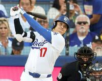 　１回、２３号先頭打者アーチを放つドジャース・大谷（共同）