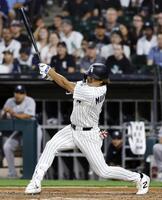 ８回、23号ソロを放つ村上（共同）
