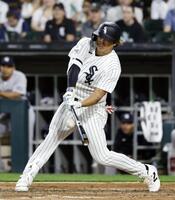 ８回、23号ソロを放つ村上（共同）