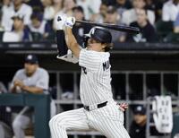 ８回、23号ソロを放つ村上（共同）
