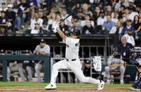 ８回、23号ソロを放つ村上（共同）