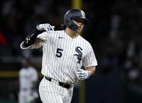 ８回、23号ソロを放ち、塁を回る村上（共同）