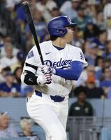 ６回、適時二塁打を放つ大谷（共同）