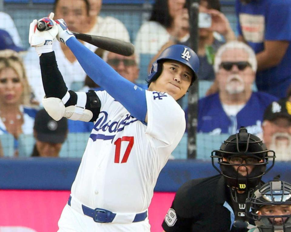 　１回、２３号先頭打者アーチを放つドジャース・大谷（共同）