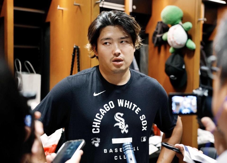 　試合後、故郷の熊本県で発生した地震について取材に応じるホワイトソックスの村上（共同）