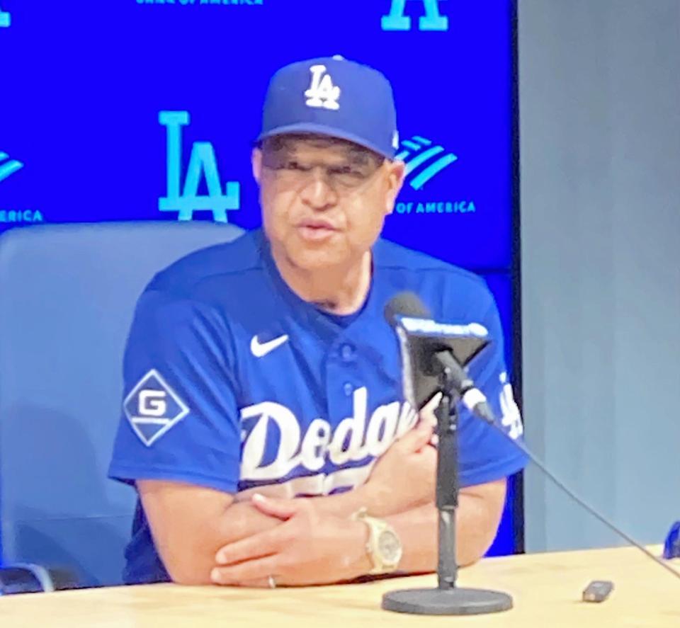 試合前に会見したロバーツ監督（撮影・小林信行）