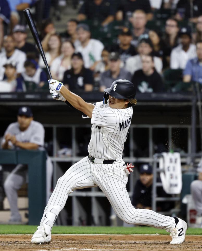 ８回、23号ソロを放つ村上（共同）
