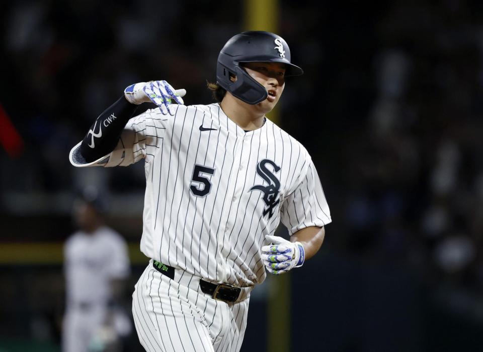 ８回、23号ソロを放ち、塁を回る村上（共同）