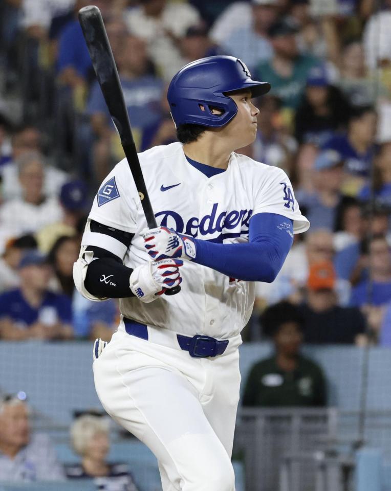 ６回、適時二塁打を放つ大谷（共同）