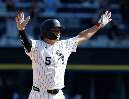 　ヤンキース戦の１１回、ピーターズがサヨナラの押し出し四球を選び、喜ぶホワイトソックス・村上＝シカゴ（共同）
