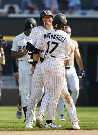 サヨナラ勝ちし、アントナッチ（手前）と喜ぶ村上（共同）