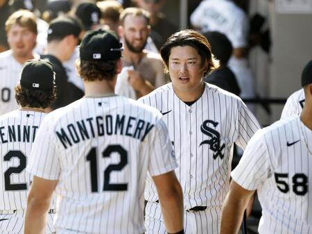 サヨナラ勝ちし、引き揚げる村上（共同）