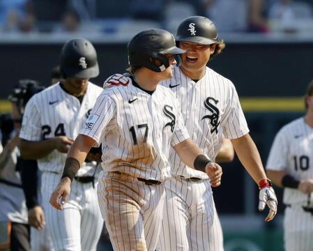 サヨナラ勝ちし、アントナッチ（１７）と喜ぶ村上（共同）