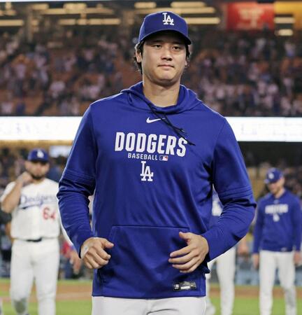 勝利し、グラウンドを後にする大谷（共同）