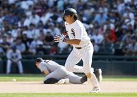 １１回、アントナッチの安打で二塁に進む村上（共同）