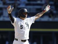 １１回、ピーターズがサヨナラの押し出し四球を選び、喜ぶ村上（共同）