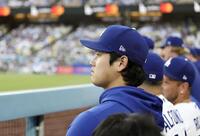 先発を外れ、ベンチから試合を見つめる大谷（共同）