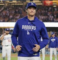 勝利し、グラウンドを後にする大谷（共同）